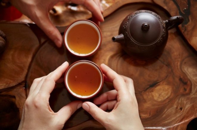 Những lợi ích sức khỏe không ngờ của việc uống hồng trà